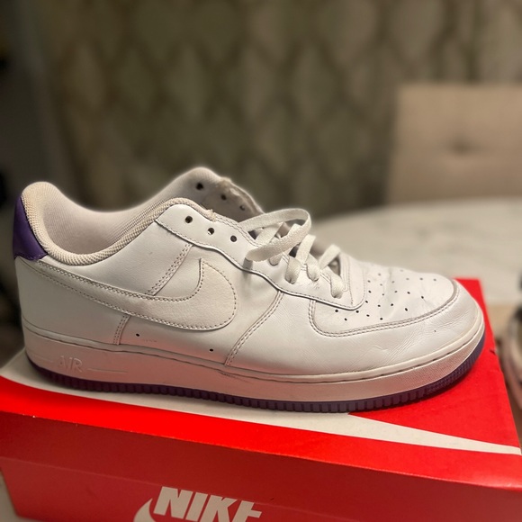 Nike - Picture 3 of 5